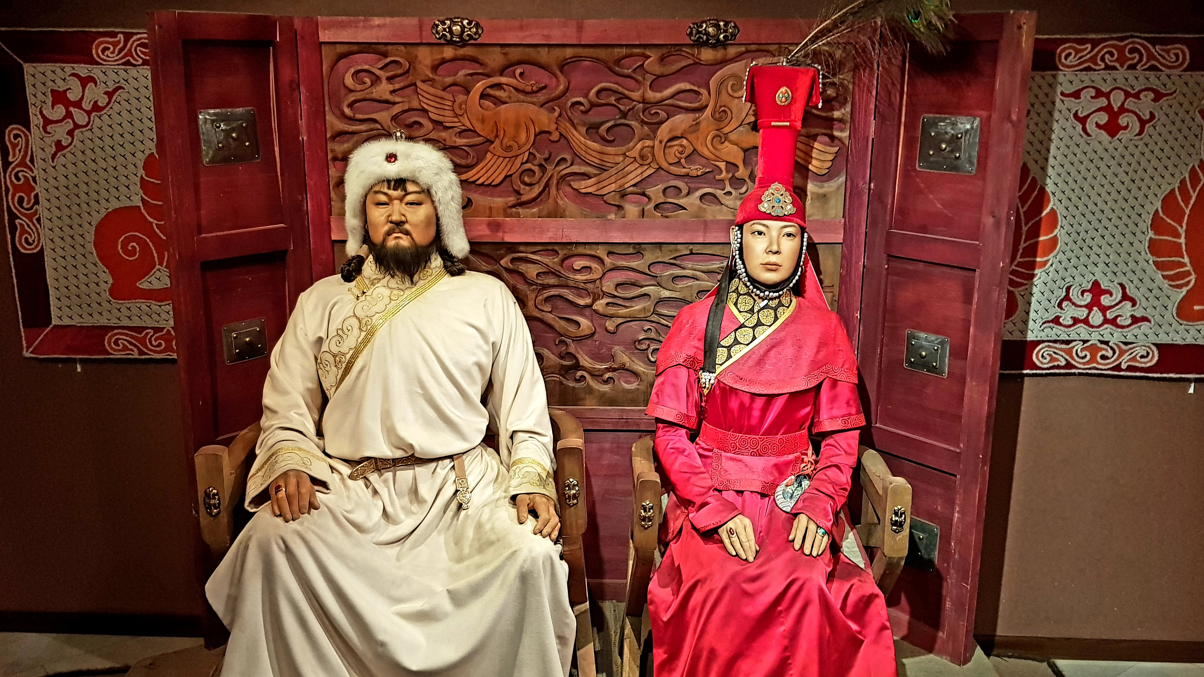 黄昏金色光线下的巨像，逆光中轮廓最磅礴。