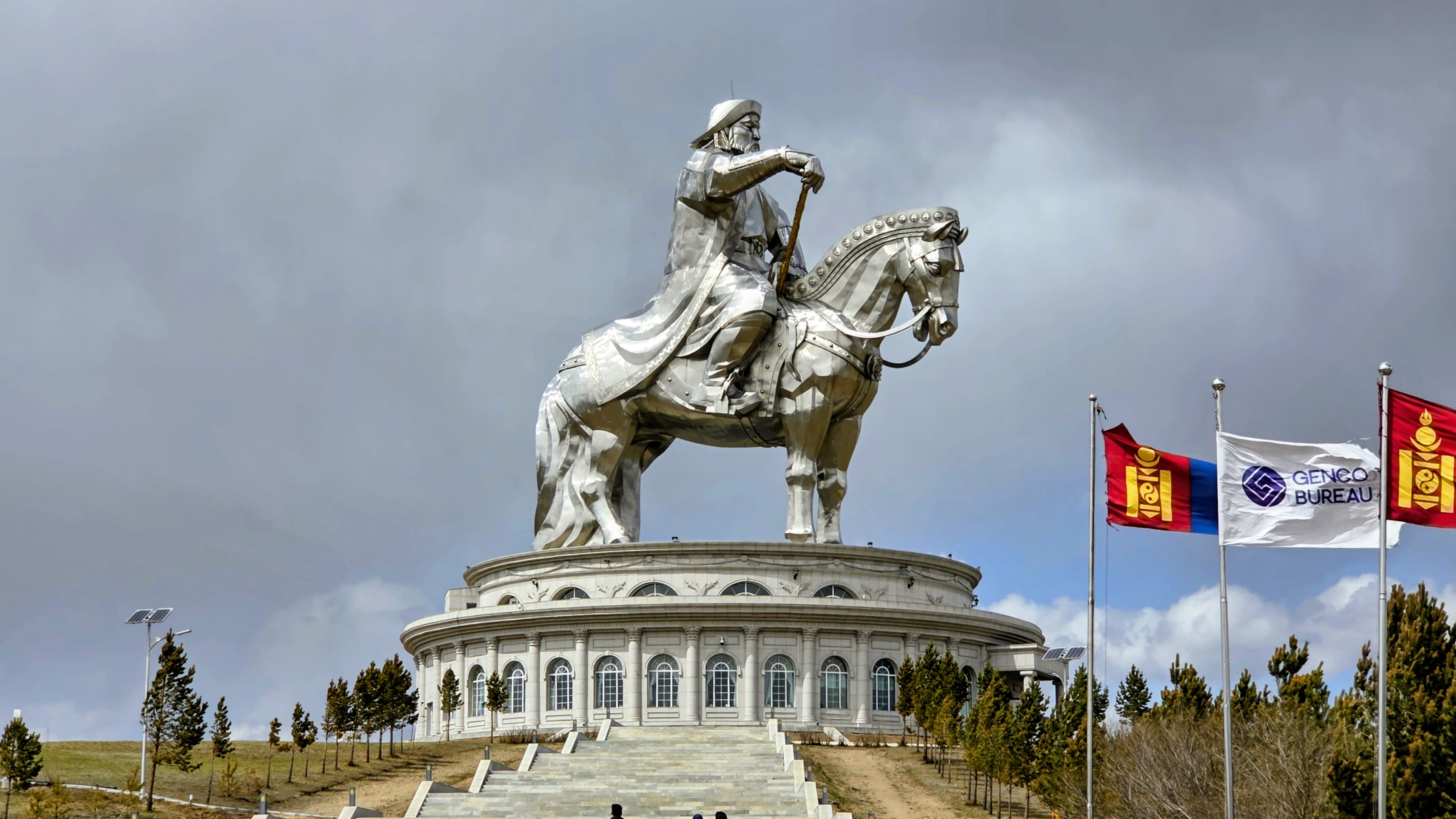 登临马头后的观景口，俯瞰图拉河畔草原。